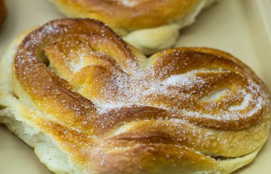 Çörek şeker serpilir. Tatlı hamur işleri. Rustik stil