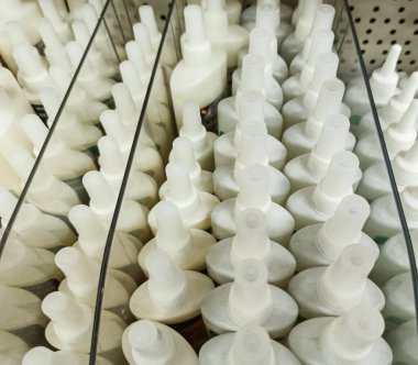 Bir mağaza rafında kağıt yapıştırıcısıyla dolu sıra sıra şişeler. Yukarıdan yakın planda çekilmiş. Klaten, Central Java, Endonezya - 30 Ağustos 2019.