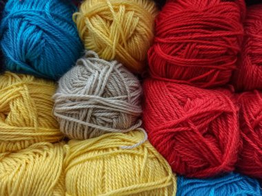 Yün örgü. örgü örmek için renkli iplikler