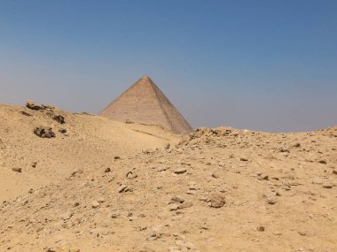 Eski Mısır 'ın gizemli mirası - Dünyanın en büyük harikası, Mısır piramitleri ve Sahra Çölü' nün sonsuz kumlarında Giza platosundaki taş sfenks.