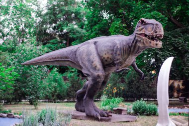 Taganrog; Rusya-08 Temmuz 2020: Geç Jurasik dönem / 156-145 milyon yıl önce. Dinopark 'ta.