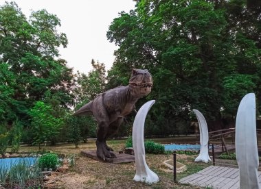 Taganrog; Rusya-08 Temmuz 2020: Geç Jurasik dönem / 156-145 milyon yıl önce. Dinopark 'ta.