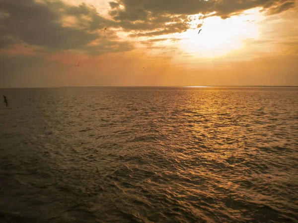 水面に映る美しい夕日 空に浮かぶ雄大な雲 — ストック写真