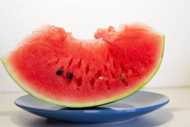 Beyaz arkaplanda izole edilmiş bir karpuz dilimi