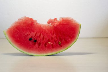 Beyaz arkaplanda izole edilmiş bir karpuz dilimi