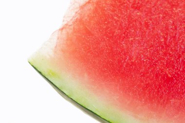 Beyaz arkaplanda izole edilmiş bir karpuz dilimi