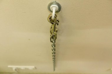 Metal zincir perspektif içinde duvara asılı