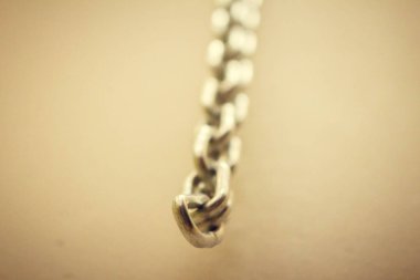 Metal zincir perspektif içinde duvara asılı