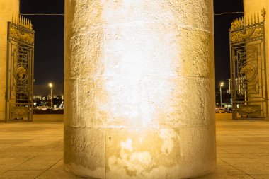 Akşam gate yakınındaki büyük sütun