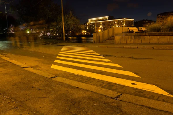 Kreuzweg Diagonal Einem Park Abend Lichtermeer — Stockfoto