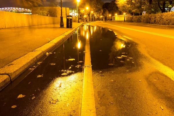 Hösten Pöl Trottoaren Med Reflektion Lyktor Kvällen Höstväder — Stockfoto