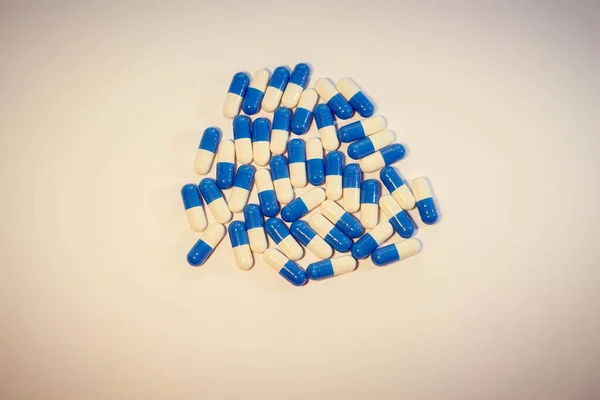Hrst Pilulek Léky Bílé Modré Kapsle — Stock fotografie