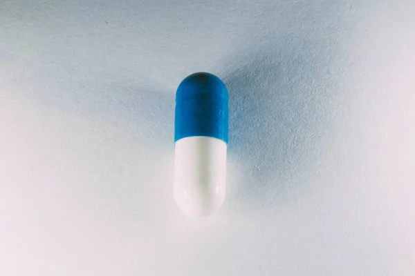 Pill white and blue close up. Capsule medication. — Stock Photo, Image