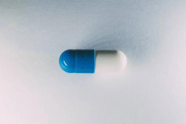 Prášek bílá a modrá zblízka. Tobolky léku. — Stock fotografie