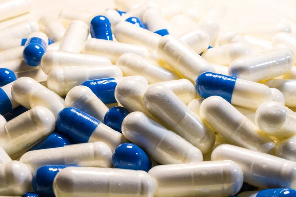 Punhado Comprimidos Brancos Azuis Perto Cápsulas Medicamentos Branco Azul — Fotografia de Stock
