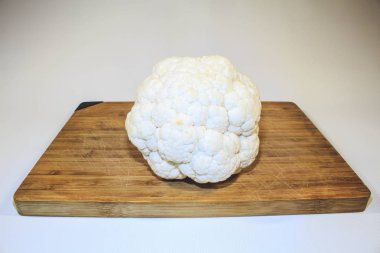 Senin için ahşap bir gemide taze beyaz karnabahar