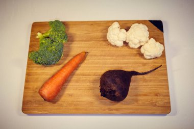 Taze sebze ahşap bir gemide yalan. Kabak havuç brocali.