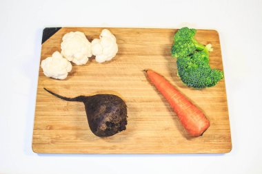 Taze sebze ahşap bir gemide yalan. Kabak havuç brocali.