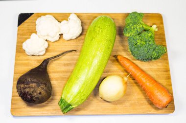 Taze sebze ahşap bir gemide yalan. Kabak havuç brocali.