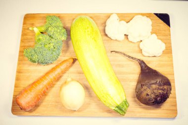 Taze sebze ahşap bir gemide yalan. Kabak havuç brocali.