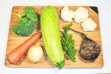 Taze sebze ahşap bir gemide yalan. Kabak havuç brocali.