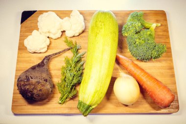 Taze sebze ahşap bir gemide yalan. Kabak havuç brocali.