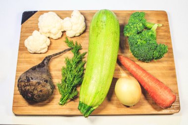 Taze sebze ahşap bir gemide yalan. Kabak havuç brocali.