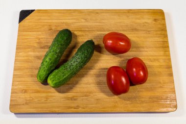 Sebze salatalık domates tatlı biber maydanoz dereotu bir ahşap tahta üzerinde