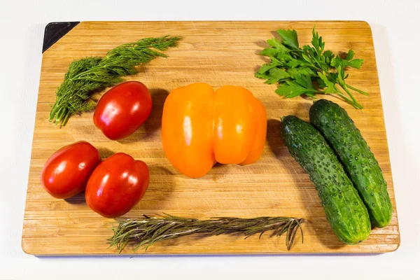 Vegetales Pepinos Tomates Pimiento Dulce Perejil Eneldo Una Tabla Madera — Foto de Stock