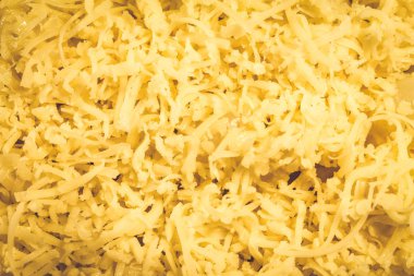 Taze edam yakın çekim olmadan diğer ürünler bir peynir rendelenmiş.