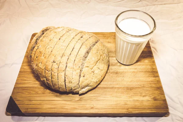 Хлеб Разрезанный Куски Деревянной Доске Рядом Стаканом Молока — стоковое фото