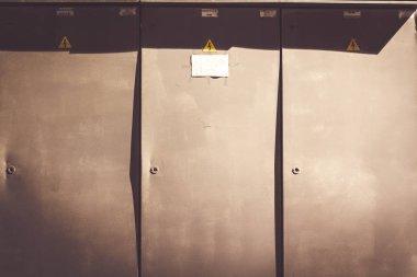 Elektrik tesisatı geçiş yapmak için yüksek gerilim kabine açık yükleme