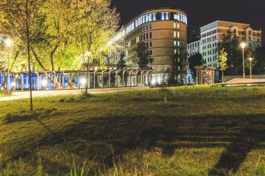 Arka plan, Doğa, ağaç ve otların üzerinde şehir. Gece