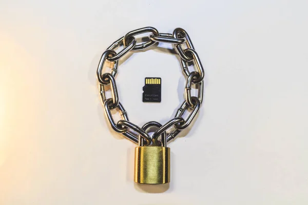 Cartão Micro Protegido Por Uma Fechadura Dourada Com Uma Corrente — Fotografia de Stock