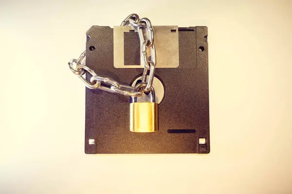 Diskette Wordt Beschermd Door Een Gouden Slot Met Een Ketting — Stockfoto