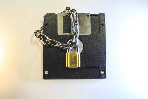 Diskette Wordt Beschermd Door Een Gouden Slot Met Een Ketting — Stockfoto