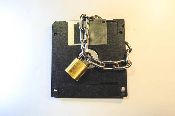 Diskette Wordt Beschermd Door Een Gouden Slot Met Een Ketting — Stockfoto