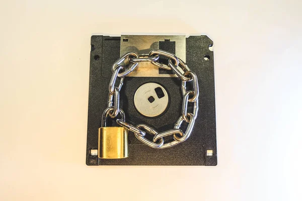 Diskette Wordt Beschermd Door Een Gouden Slot Met Een Ketting — Stockfoto