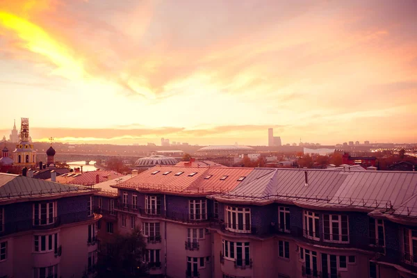 Skyer Vakker Farge Mot Hustakene Solnedgang Rosa Oransje Byen – stockfoto