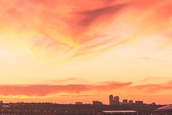 Stor Metropolis Mot Bakgrund Vacker Solnedgång Höst Färgerna Orange Rosa — Stockfoto