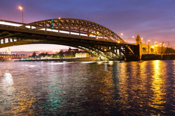 Довгий Красивий Міст Через Річку Ввечері Нічному Вогні — стокове фото