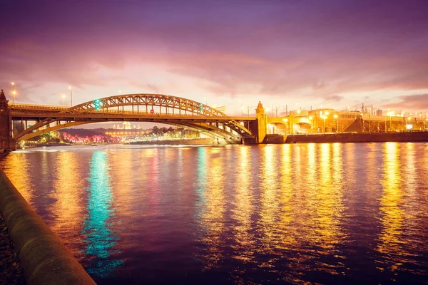Långa Vackra Bron Över Floden Kvällen Nattlamporna — Stockfoto