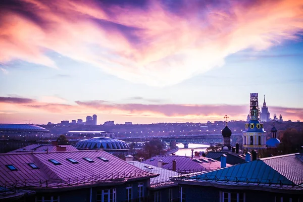 Bulutlar Evlerin Çatıları Karşı Güzel Renk Şehrin Üzerinde Günbatımı Pembe — Stok fotoğraf