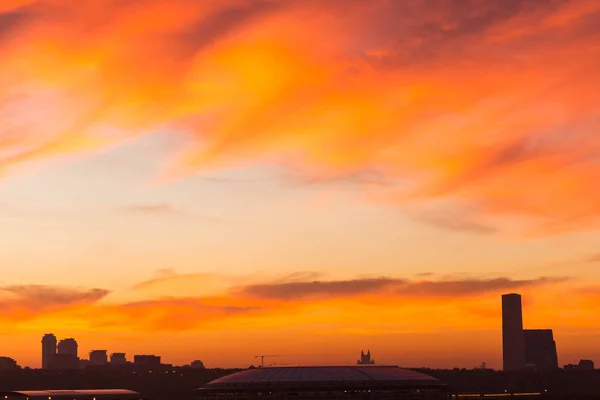 Großstadt Vor Der Kulisse Eines Wunderschönen Sonnenuntergangs Herbst Farben Sind — Stockfoto