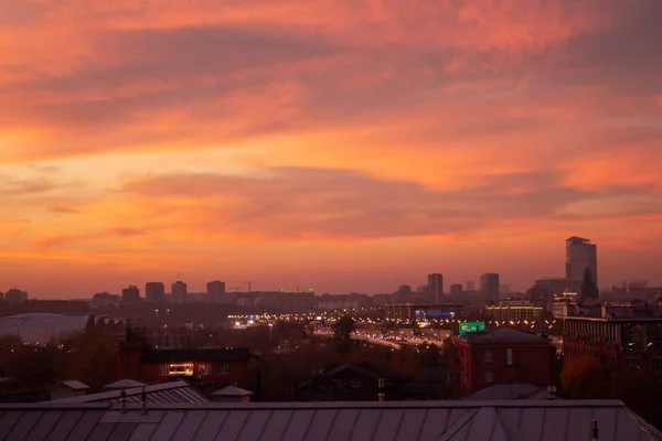 Grande Metrópole Contra Pano Fundo Belo Pôr Sol Outono Cores — Fotografia de Stock