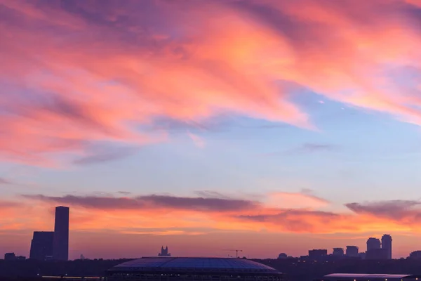 秋の美しい夕日の背景に大都会は 色はオレンジ ピンク — ストック写真