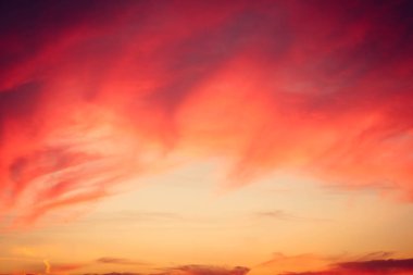 Bulutlar güzel sonbahar renk. Akşam gökyüzü günbatımı pembe kırmızı turuncu renk.