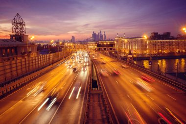 Yol çok araba arka planda metropol ışıklarını ile gece. Gece ışıkları ve arabalar.