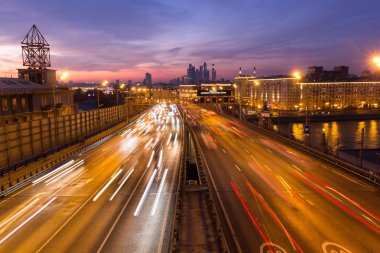 Yol çok araba arka planda metropol ışıklarını ile gece. Gece ışıkları ve arabalar.