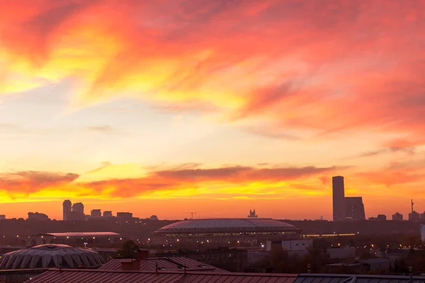 Großstadt Vor Der Kulisse Eines Wunderschönen Sonnenuntergangs Herbst Farben Sind — Stockfoto